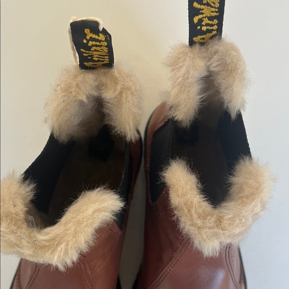 NWT Dr Martens 2976 Leonore Chelsea Boots Faux Fur Lined in Saddle Tan - Picture 4 of 8
